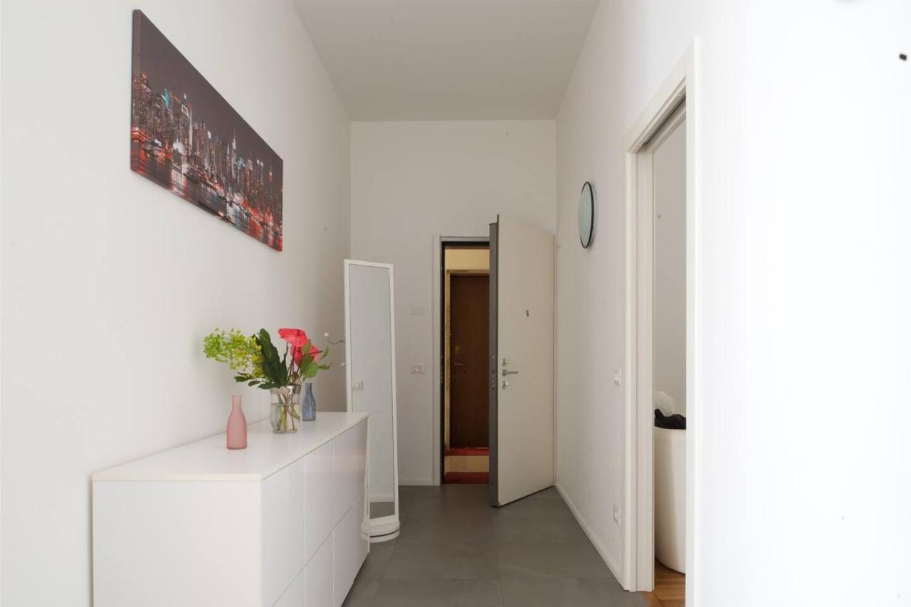 3 Bedrooms Apartment Милан Экстерьер фото